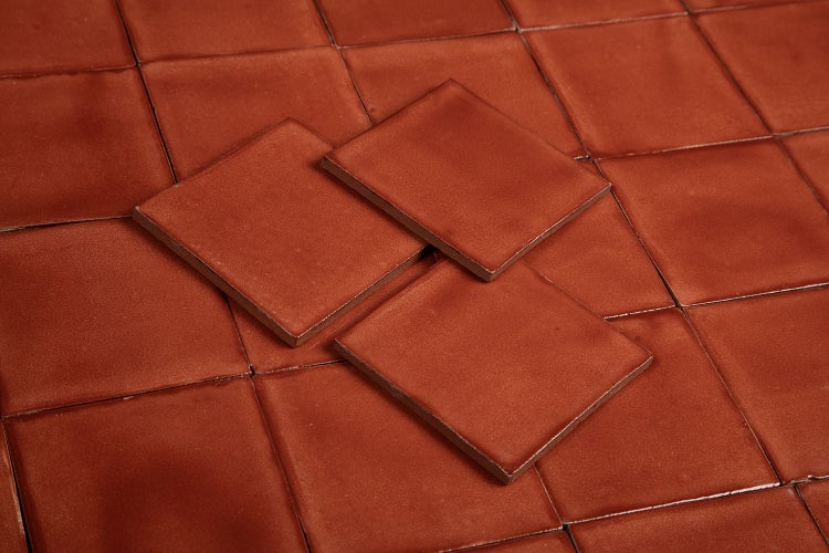 Quadratische Bodenfliesen aus Keramik