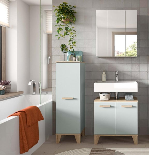 Modernes Badezimmerset mit Hochschrank, Waschtischunterschrank und Spiegelschrank in einem hellen, organischen Design mit Holzfüßen.