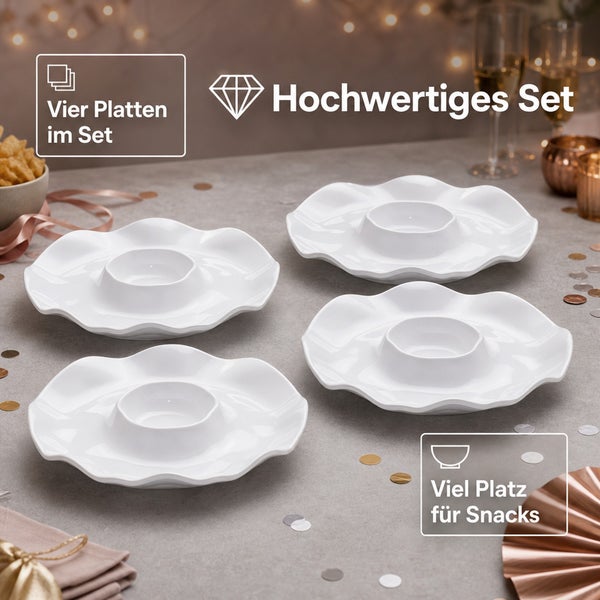 Set mit vier weißen Snacktellern mit mittiger Vertiefung für Dips auf einem festlich gedeckten Tisch.