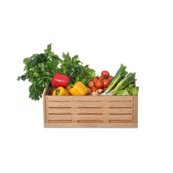 Holzkiste gefüllt mit Gemüse wie Paprika, Tomaten, Kartoffeln, Salat und Lauchzwiebeln