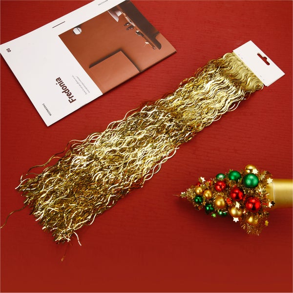 Goldene Lametta-Girlande mit Magazin und Weihnachtsbaumschmuck