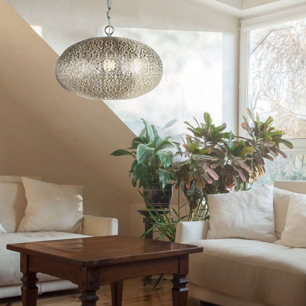 Wohnzimmer mit dekorativer, runder Hängelampe, Sofa und Tisch.