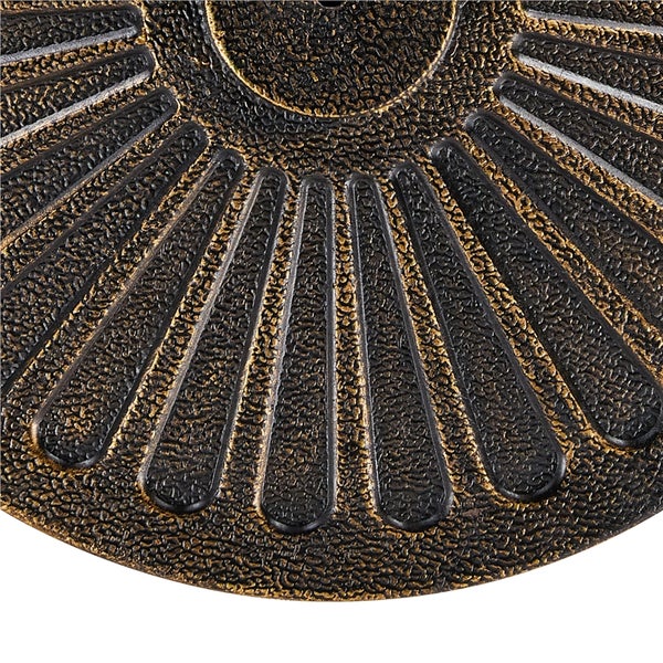 Nahaufnahme eines runden Sonnenschirmständers mit strahlenförmigem Muster in Gusseisen-Optik.