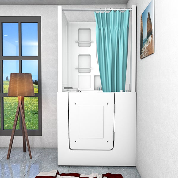 Sitzbadewanne mit Einstiegstür, Duschvorhang und Ablagen in einem hellen Badezimmer mit Fenster, Stehlampe und Wandbild.