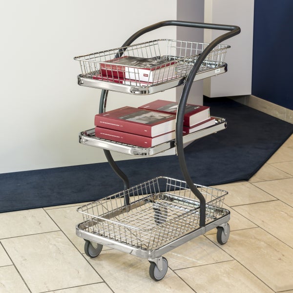 Servierwagen mit drei Ablageflächen aus Metall und Büchern
