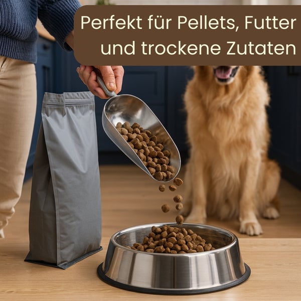 Hundenapf wird mit Pellets befüllt, daneben ein Futtersack