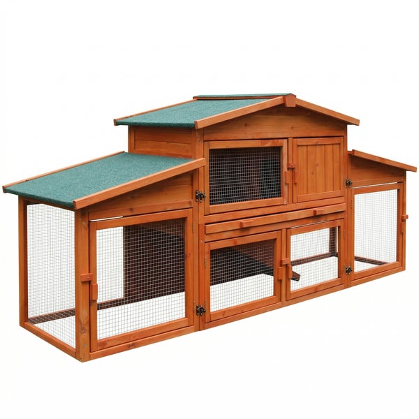 Zweistöckiger Kleintierstall aus rötlichem Holz mit grünem Dach und integriertem Freilaufgehege.