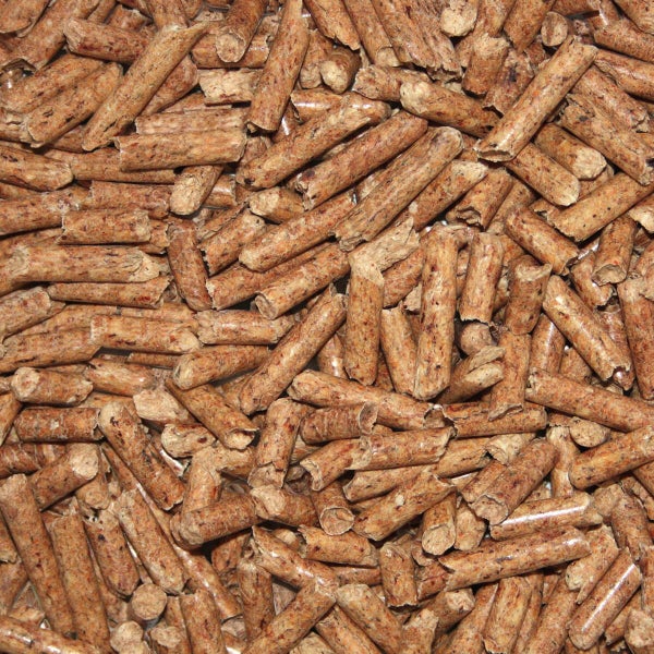 Eine Menge Holzpellets als Brennstoff für Heizsysteme und Öfen in einer Nahaufnahme.