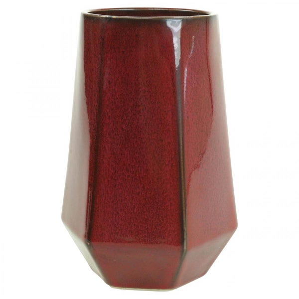 Rote facettierte Keramikvase mit glänzender Oberfläche.