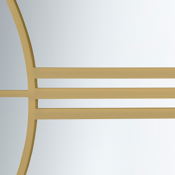 Detailansicht eines Wandspiegels mit dekorativem Metallrahmen in Linienoptik