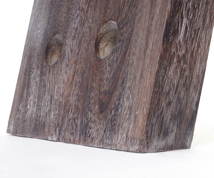 Detailansicht eines Holzschemels mit Aussparungen