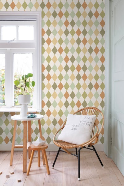 Heller Raum mit Rautenmuster-Tapete, Fenster, Tisch, Stuhl und Dekorationen.