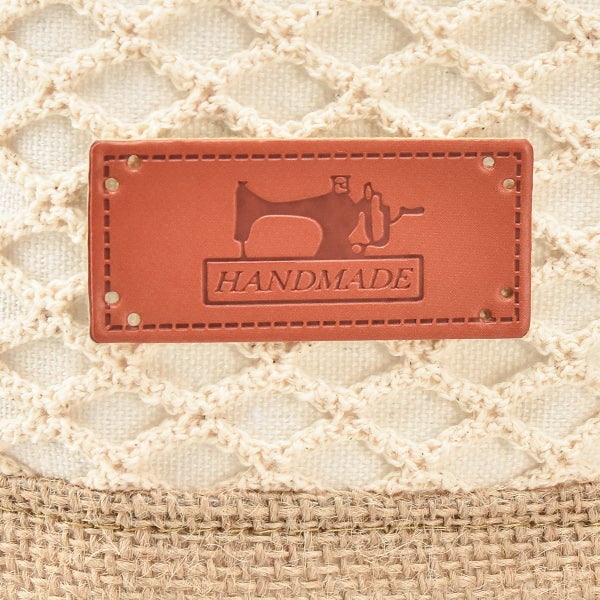 Detailansicht eines handgefertigten Artikels mit einem Nähmaschinen-Symbol