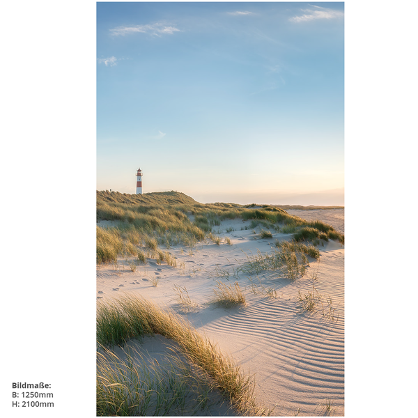 Foto einer Dünenlandschaft mit einem Leuchtturm im Hintergrund