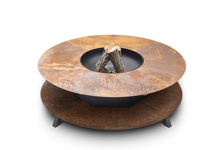 Runde Feuerstelle mit Grillfunktion aus Metall in Rostoptik mit Holzablage und mittiger Feuerschale inklusive Brennholz.