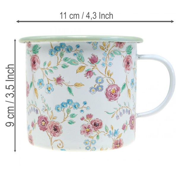 Emaillebecher mit Blumenmuster, Breite 11 Zentimeter, Höhe 9 Zentimeter.