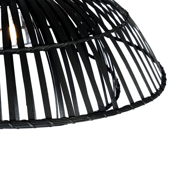 Detailansicht einer Hängeleuchte aus Bambus