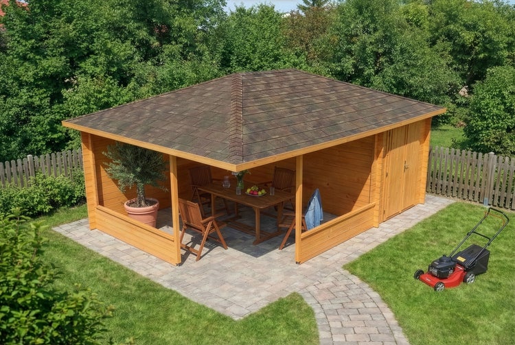 Holz-Gartenhaus mit Walmdach, integriertem Schuppen und offenem Sitzbereich mit Tisch und Stühlen auf gepflasterter Fläche im Garten.