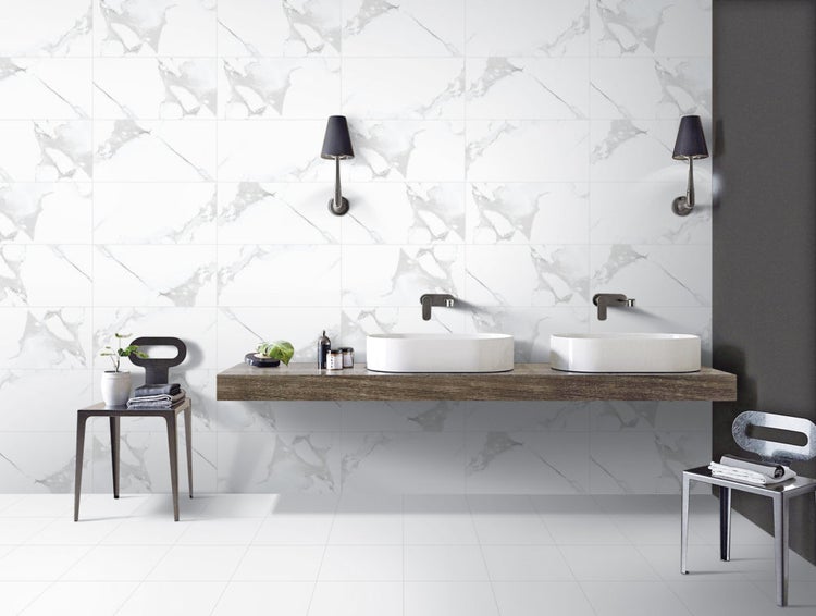 Badezimmer mit Marmorfliesen, Waschtischen und Beleuchtung