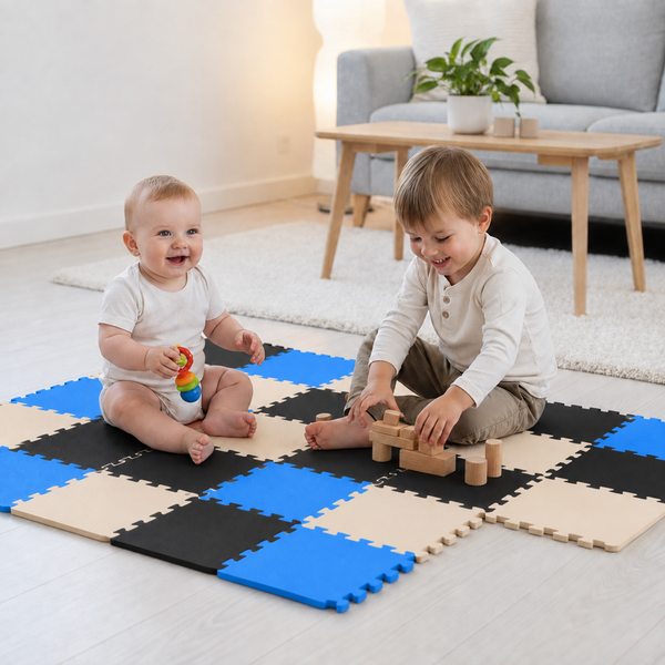 Zwei Kinder spielen auf einer bunten Puzzlematte aus Schaumstoff im Wohnzimmer mit Holzbausteinen und einem Greifspielzeug auf dem Boden.