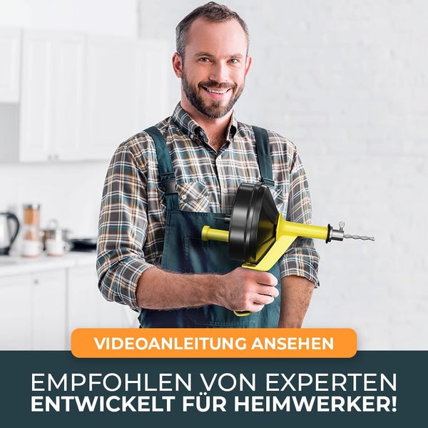 Lächelnender Mann hält eine Rohrreinigungsspirale in die Kamera.