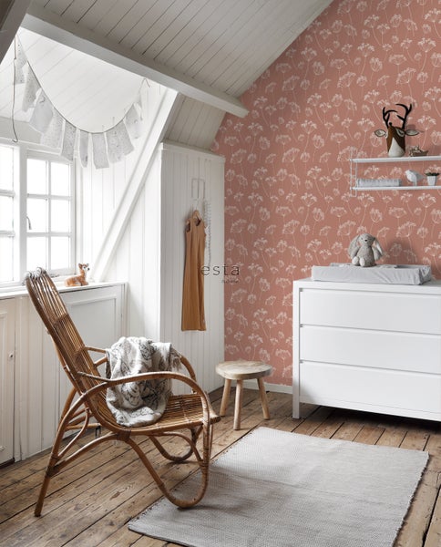 Helles Zimmer mit Kinderzimmerstil, inklusive Rattan-Sessel, Kommode und Tapete mit Pflanzenmuster