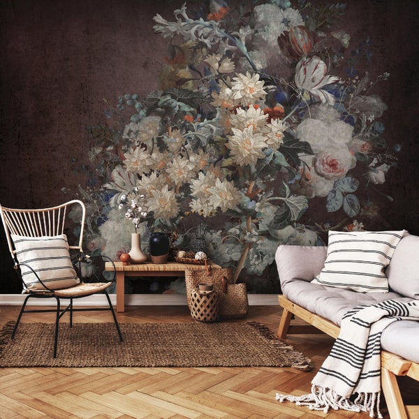 Wohnzimmer mit floraler Wandtapete, Stuhl, Bank und Teppich