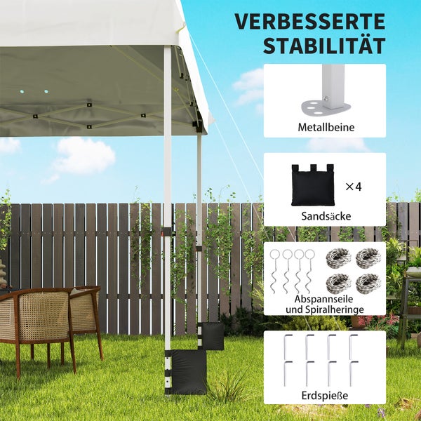 Faltpavillon mit Zubehör für verbesserte Stabilität: Metallbeine, vier Sandsäcke, Abspannseile mit Spiralheringen und Erdspieße im Garten.