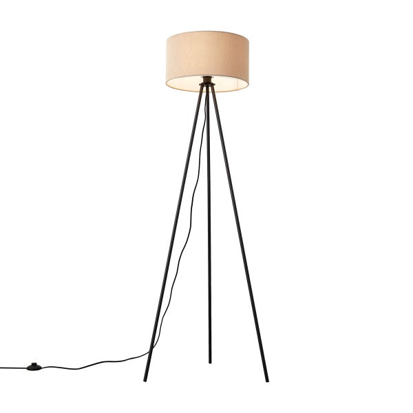 Dreibeinige Stehleuchte mit schwarzem Metallgestell und beigem Textilschirm.