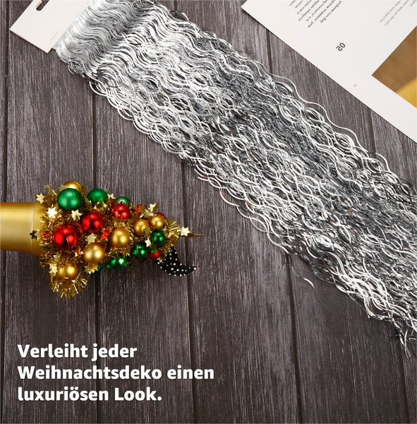 Silberne Lametta Girlande und Weihnachtsdekoration auf Holztisch
