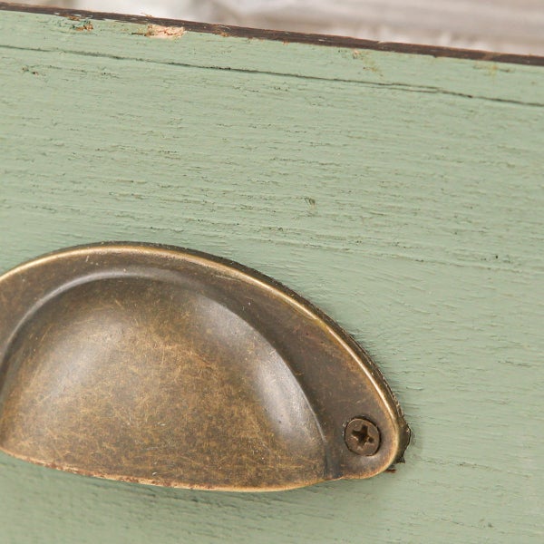 Detailaufnahme eines Schrankgriffs im Retro-Stil