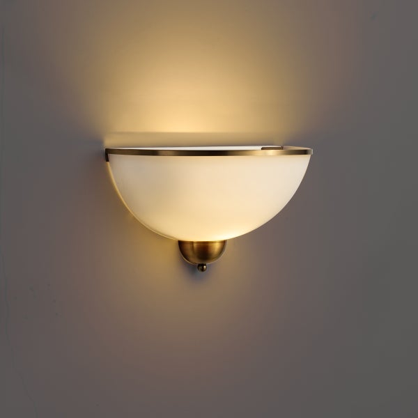 Halbrunde Wandleuchte mit mattem Glasschirm und metallischem Rahmen