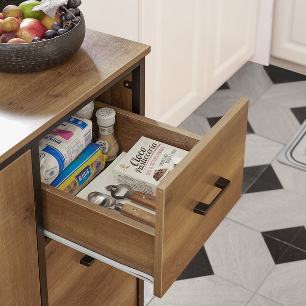 Küchenschrank mit offener Schublade gefüllt mit Lebensmitteln