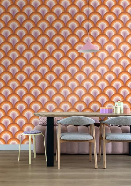 Esszimmer mit Tisch, Stühlen, Hocker, Lampe und Tapete im Retro-Stil