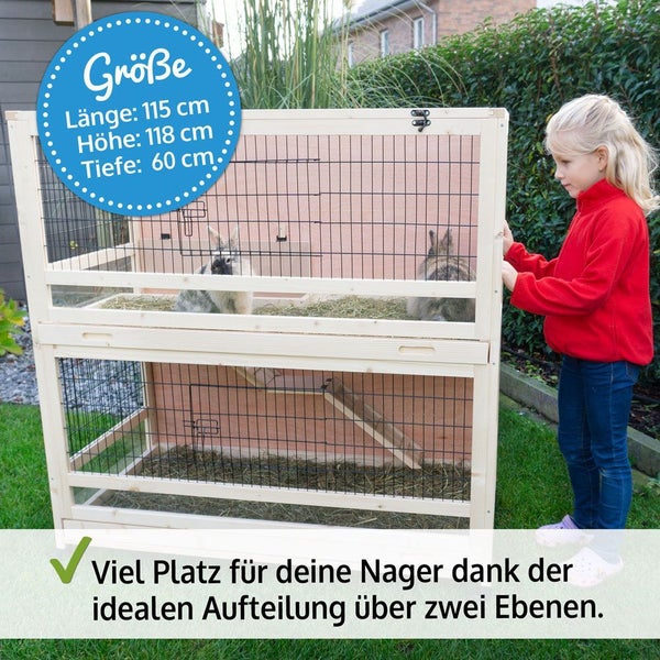Doppelstöckiger Nagerstall aus hellem Holz mit zwei Ebenen, Länge 115 Zentimeter, Höhe 118 Zentimeter, Tiefe 60 Zentimeter, Außenansicht mit Kind.