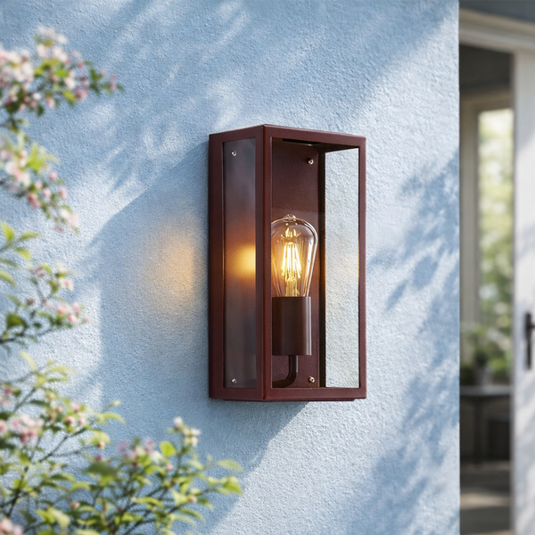 Rechteckige Außenwandleuchte aus Metall und Glas mit einem Vintage-Filament-Leuchtmittel, montiert an einer strukturierten Wand.