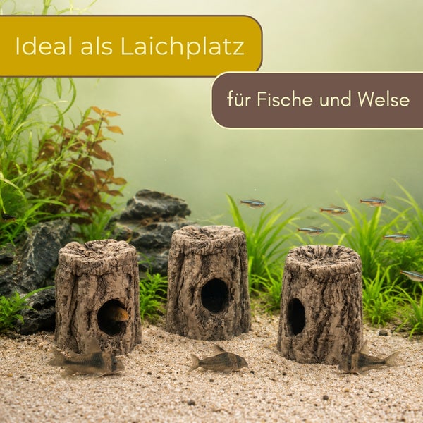 Drei Aquarium-Dekorationen in Baumstumpf-Optik mit Löchern als Laichplatz für Fische und Welse, in einer hellen Unterwasserlandschaft mit Sand.