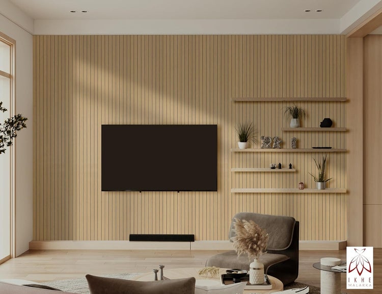 Wohnzimmer mit Holzpaneelwand, Fernseher, Regalen und Sessel