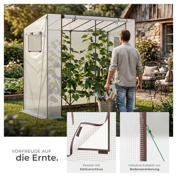 Helles, begehbares Foliengewächshaus aus Metallrahmen und Gitternetzfolie im Garten mit Gurkenpflanzen, Fenster mit Klettverschluss und Bodenverankerung.
