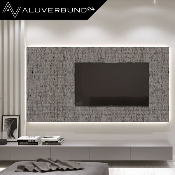 Wandpaneel aus Aluminiumverbund mit Textiloptik und indirekter Beleuchtung in modernem Wohnzimmer mit Fernseher und Aluverbund24 Logo