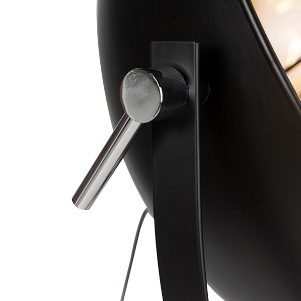 Detailansicht einer schwarzen Stehlampe mit verstellbarem Chromgelenk