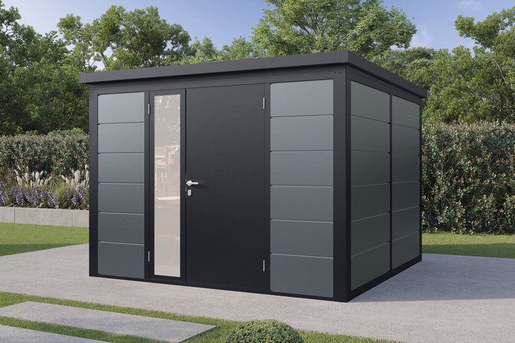 Modernes Gartenhaus mit Flachdach, Einzeltür mit Glaseinsatz und Metallpaneelen im Garten auf einer gepflasterten Fläche.