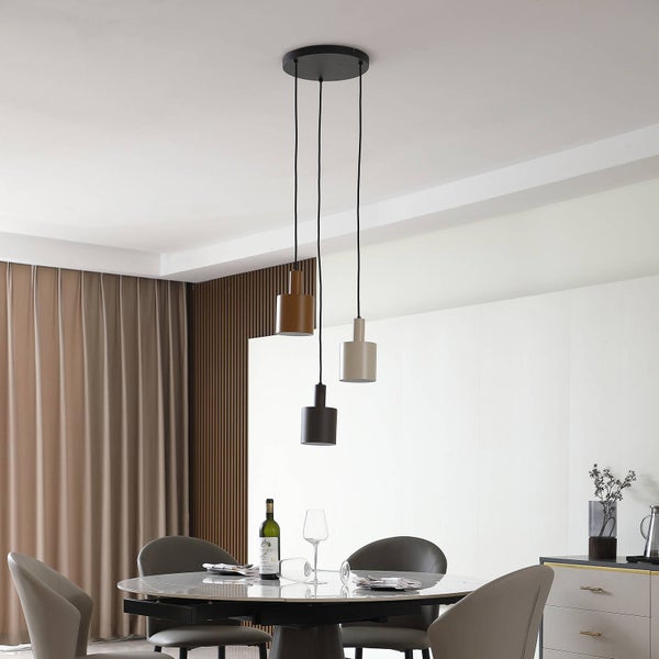 Esszimmer mit Esstisch und dreiflammiger Pendelleuchte