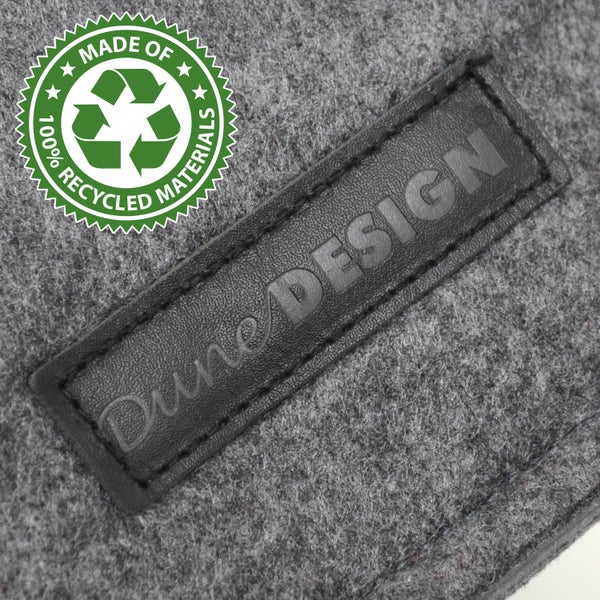 Filz Produkt mit Dune Design Logo und Siegel für Verwendung von hundert Prozent recycelten Materialien.