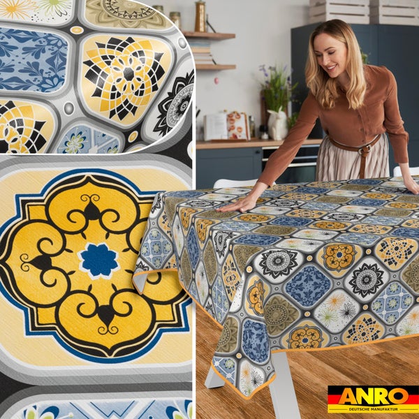 Rechteckige Tischdecke mit mediterranem Fliesenmuster auf einem Esstisch in einer Küche, ANRO Logo.