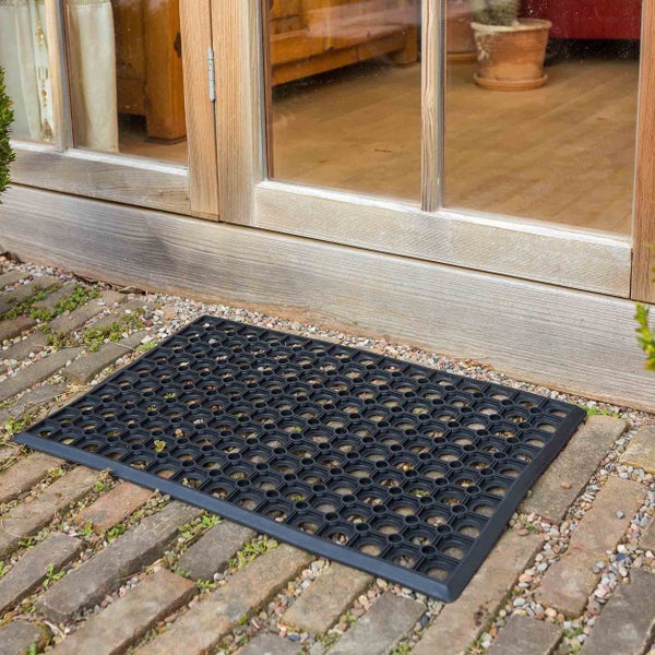Schmutzfangmatte aus Gummi vor einer Haustür
