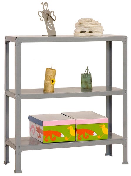 Graues Metallregal mit drei Ebenen, dekoriert mit einer Uhr, Steinen, einer Kerze und bunten Boxen, übersichtlich und ordentlich gestaltet.