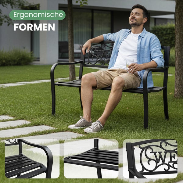 Familie auf einer Holzterrasse im Garten mit einer Metallbank und Pflanzenkübeln in einer hellen, organisierten Umgebung.