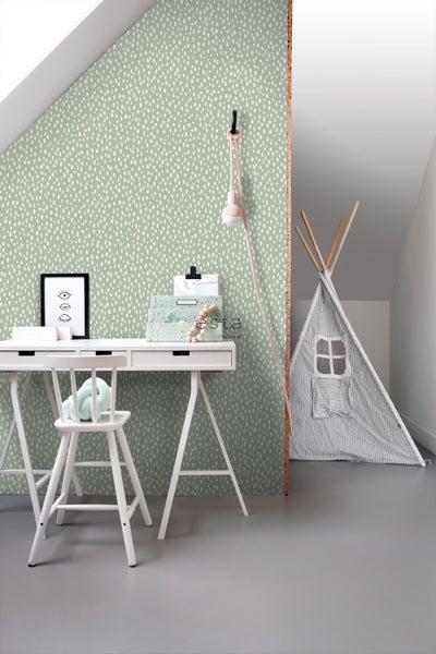 Dekoriertes Kinderzimmer mit einem Schreibtisch, einem Stuhl und einem Spielzelt.