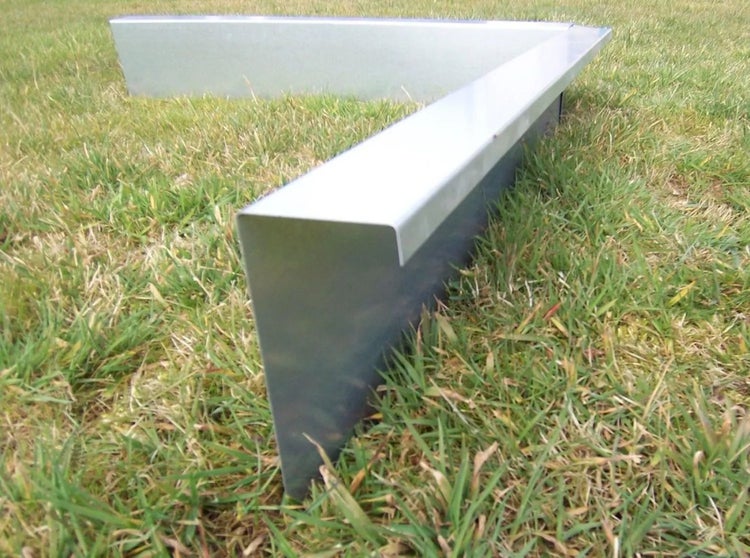 L-förmiges Eckprofil aus Metall für Rasenkanten im 90 Grad Winkel.